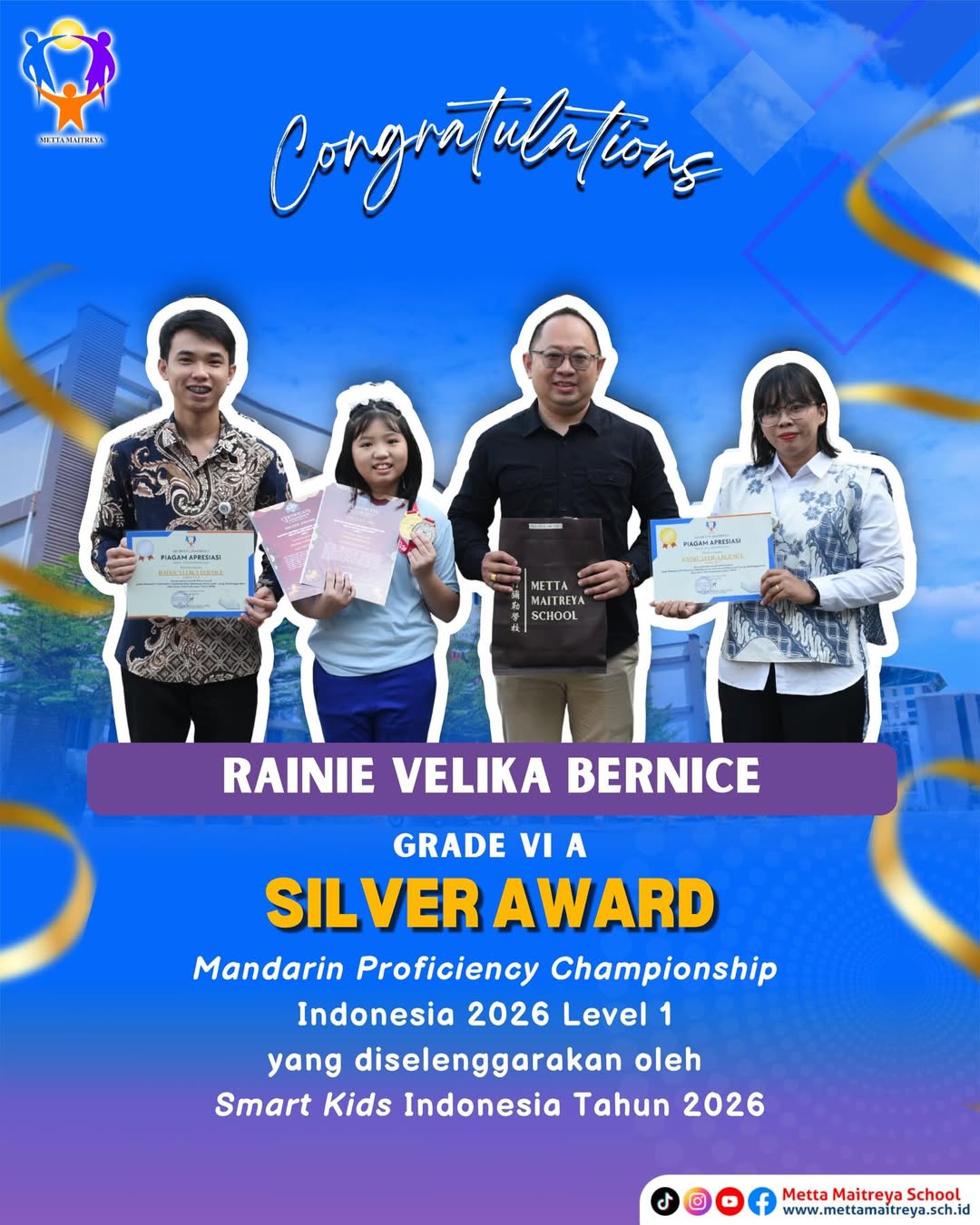 Penyerahan hadiah oleh Kepala Sekolah kepada Murid yang telah meraih prestasi dalam lomba Mandarin Proficiency Championship Indonesia 2026 Level 1 & 2
